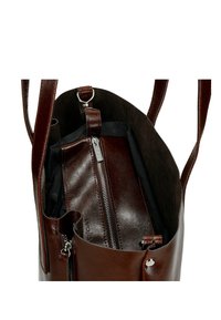 Hnědá kožená taška přes rameno s hladkým povrchem, vnitřní kapsou na zip a dvěma ramenními popruhy. Obsahuje detaily ze stříbrného kovu.