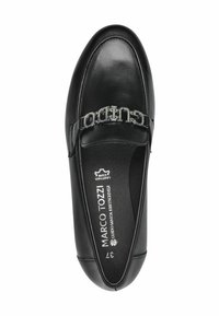 Melnas ādas slip-on kurpes ar gludu tekstūru, ar dekoratīvu sudraba toni logo joslu pāri purngalam un smalkiem šuvju detaļām.