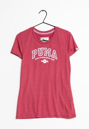 Rød bomulds T-shirt med korte ærmer, rund halsudskæring, der har et hvidt trykt "PUMA" logo og teksten "Siden nitten og forty-eight."