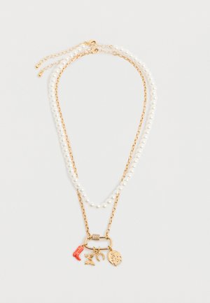 Collier à double couche avec un rang de perles et une chaîne en or ornée de breloques : botte rouge, oiseau, fer à cheval et pendentif cœur.