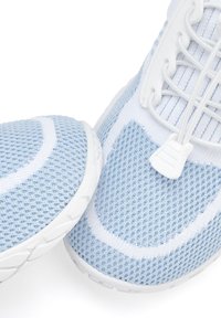 Hellblaue Sportschuhe mit einem atmungsaktiven Mesh-Obermaterial, strukturiertem Oberflächenbereich und weißen Akzenten; ausgestattet mit einer flexiblen Sohle und Schnürverschluss.
