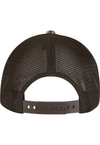Bruine mesh honkbalpet met een kunststof drukknoopsluiting en een ronde kroon. De onderkant van de rand is een effen donkere kleur.
