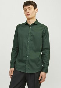 Jack & Jones PREMIUM CARDIFF - Overhemd - darkest spruce