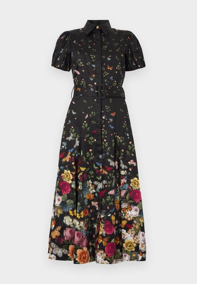 Robe midi noire avec manches bouffantes, ceinture et col, ornée d'un imprimé floral et papillons vibrant sur l'ensemble.