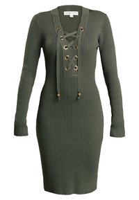 Vestito in maglia a coste verde oliva con maniche lunghe, scollo a V e parte frontale lace-up con occhielli dorati e lacci.