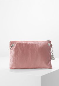 Rosa satinpouch med dragkedja och silverdetaljer, med öglor på sidorna och en charm-detalj fäst. Slät textur, minimalistisk design.