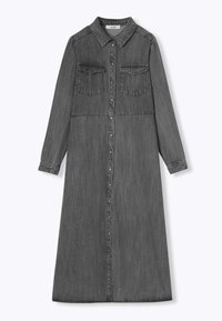 Robe chemise en denim gris délavé avec des manches longues, un devant boutonnière, un col et deux poches poitrines. Texture lisse et coupe évasée.