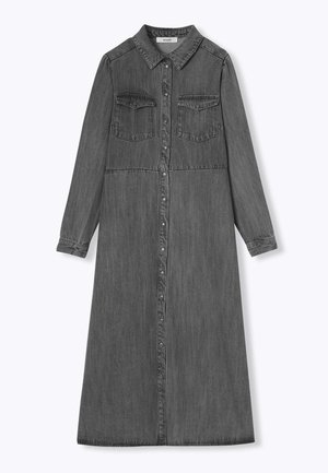 Robe chemise en denim gris délavé avec des manches longues, un devant boutonnière, un col et deux poches poitrines. Texture lisse et coupe évasée.