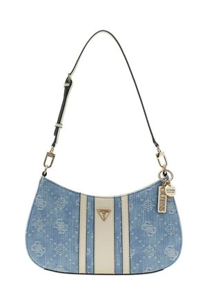 Borsa a spalla Guess in denim blu con righe verticali bianche, placca logo dorata e portachiavi dorati coordinati su tracolla nera regolabile.