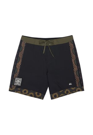 Czarne kąpielówki z oliwkowo-zielonym paskiem w talii, wzory słońca i fal po bokach oraz wzór słonecznika wzdłuż brzegu. Z przodu sznurek do ściągania.