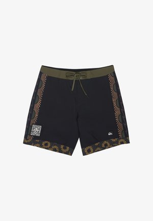 Shorts de bain noirs avec une ceinture taille olive, des motifs de soleil et de vagues sur les côtés, et un dessin de tournesol le long de l'ourlet. Fermeture à cordon devant au centre.
