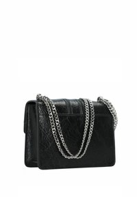 Sac à bandoulière en cuir noir avec une finition texturée, double chaîne, et une forme rectangulaire, mettant en avant des détails cousus sur le rabat.