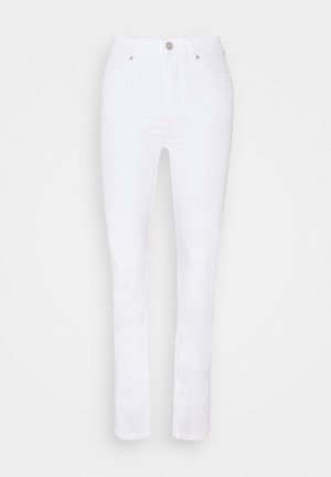 Vaqueros de mezclilla blanca con un diseño de ajuste slim, pierna recta, bolsillos delanteros y traseros, y cierre de botón en la cintura.