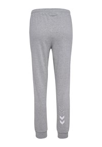 Grijze sweatpants van zacht materiaal, met een elastische tailleband en een witte chevronprint op het linkerbeen.