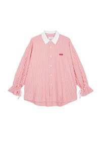 Czerwona i biała bluzka w paski z białym kołnierzykiem, zapinana na guziki z przodu i marszczonymi rękawami zakończonymi troczkami. Na bluzce znajduje się małe logo.