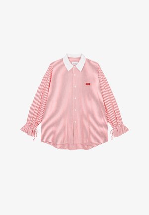 Rood-wit gestreepte blouse met een witte kraag, knoopsluiting aan de voorkant en gerimpelde details aan de mouwen met strikjes. Voorzien van een klein logo.