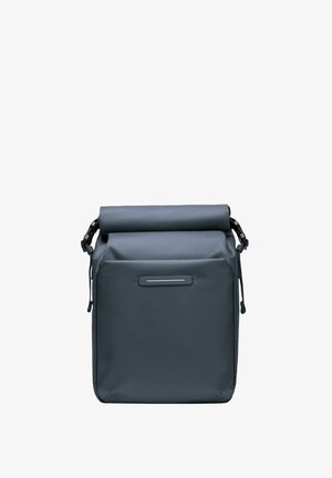Sac à dos à rabat fabriqué en matériau gris résistant à l'eau ; il dispose de sangles ajustables, d'une texture subtile et d'une poche avant à glissière.