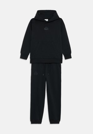 Ensemble de sweat-shirt et sweat-pants noirs en tissu doux. Le hoodie dispose d'une poche avant et d'un logo, tandis que le pantalon a des cordons de serrage ajustables.