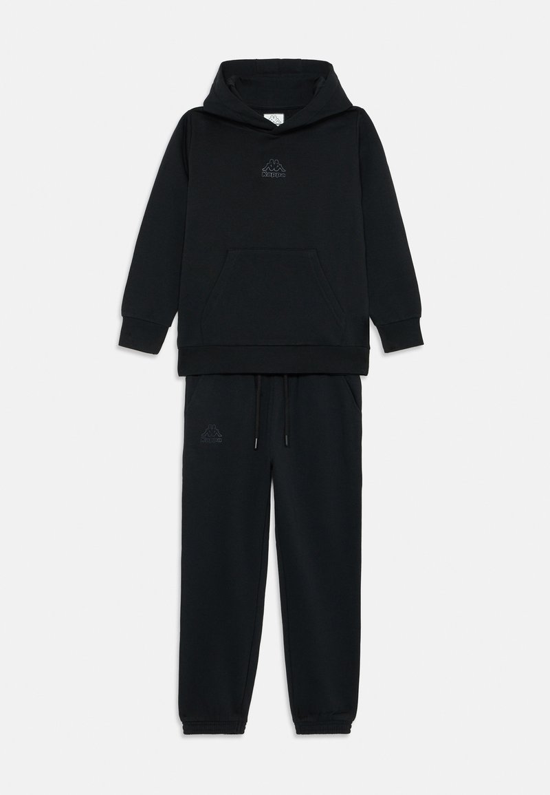 Conjunto de sweatshirt e calças de fato em preto, feito de tecido suave. O hoodie possui um bolso frontal e um logotipo, enquanto as calças têm cordões ajustáveis.