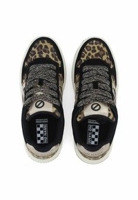 Sneaker im Leopardenmuster mit schwarzen Wildlederakzenten, strukturierten Schnürsenkeln und einer beigen Lederferse. Mit gepolstertem Einlegesohle und Gummisohle.
