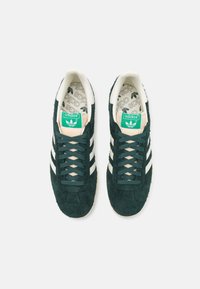 adidas Originals GAZELLE UNISEX - Sporta apavi - mineral green/off white/cream white