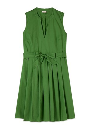 Mouwloze groene jurk met een V-hals, geplooide rok en een tailleriem die vooraan in een strik is gebonden.