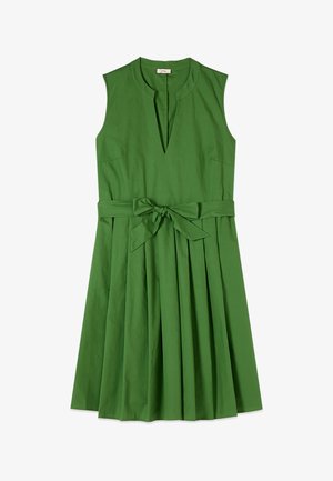 Ärmelloses grünes Kleid mit V-Ausschnitt, plissiertem Rock und einem Taillengürtel, der vorne zu einer Schleife gebunden ist.