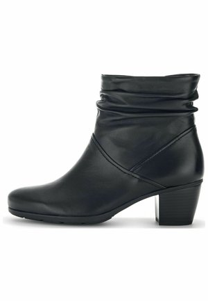 Zwarte leren enkelboot met een slouchy ontwerp, ronde neus en een middelhoge blokhak. Kenmerkt zich door gestikte accenten en een zachte textuur.