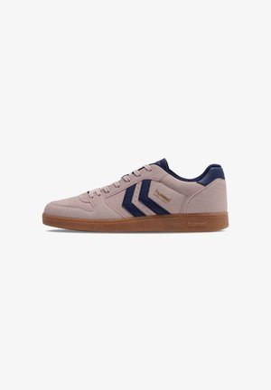 Lichtroze suède sneaker met navy accenten en drie donkerblauwe strepen. Voorzien van een gumrubberen zool en merkdetails. Vetersluiting.