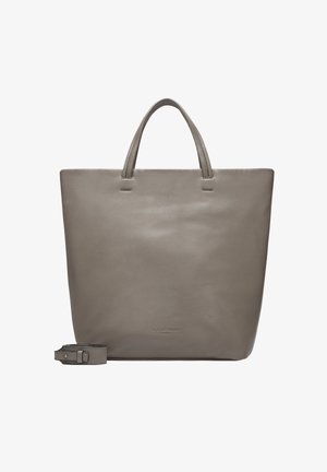Sac à main en cuir gris avec deux poignées, design minimaliste et bandoulière détachable. Présente des coutures le long des bords et un logo estampé sur le devant.