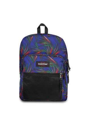 Mochila con tela azul que presenta patrones de hojas verdes y rojas. Incluye un bolsillo frontal de malla negra y un lazo en la parte superior para facilitar su transporte.