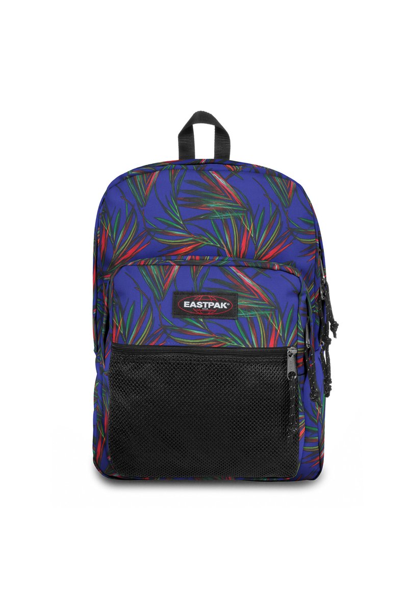 Sac à dos en tissu bleu avec des motifs de feuilles vertes et rouges. Comprend une poche avant en mesh noir et une anse supérieure pour un transport facile.