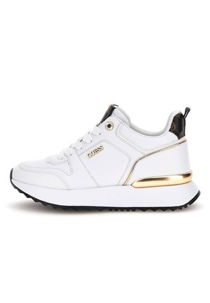 Hvid Guess-sneaker med gyldne accenter, sort leopardprint på hælkappen, snørelukning og tyk sort rillesål.