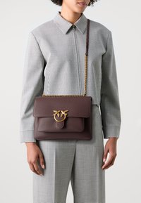 Pinko LOVE SOFT BIG BOTTALATA - Borsa a tracolla - chocolate