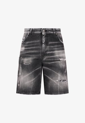 Schwarze Jeansshorts mit abgenutzten Details, vorderem Knopf, Gürtelschlaufen und Seitentaschen, vor weißem Hintergrund präsentiert.