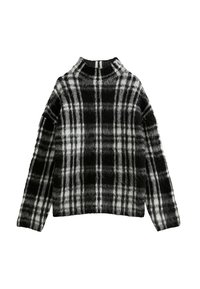 Czarny i biały, puszysty sweter w kratę z długim rękawem i wysokim kołnierzem, prezentowany na płasko na białym tle.