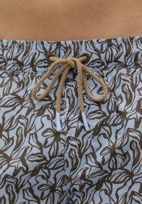 Shorts de bain à motifs avec un fond bleu et des dessins floraux marron. Cordon de serrage beige réglable à la taille. Texture lisse.