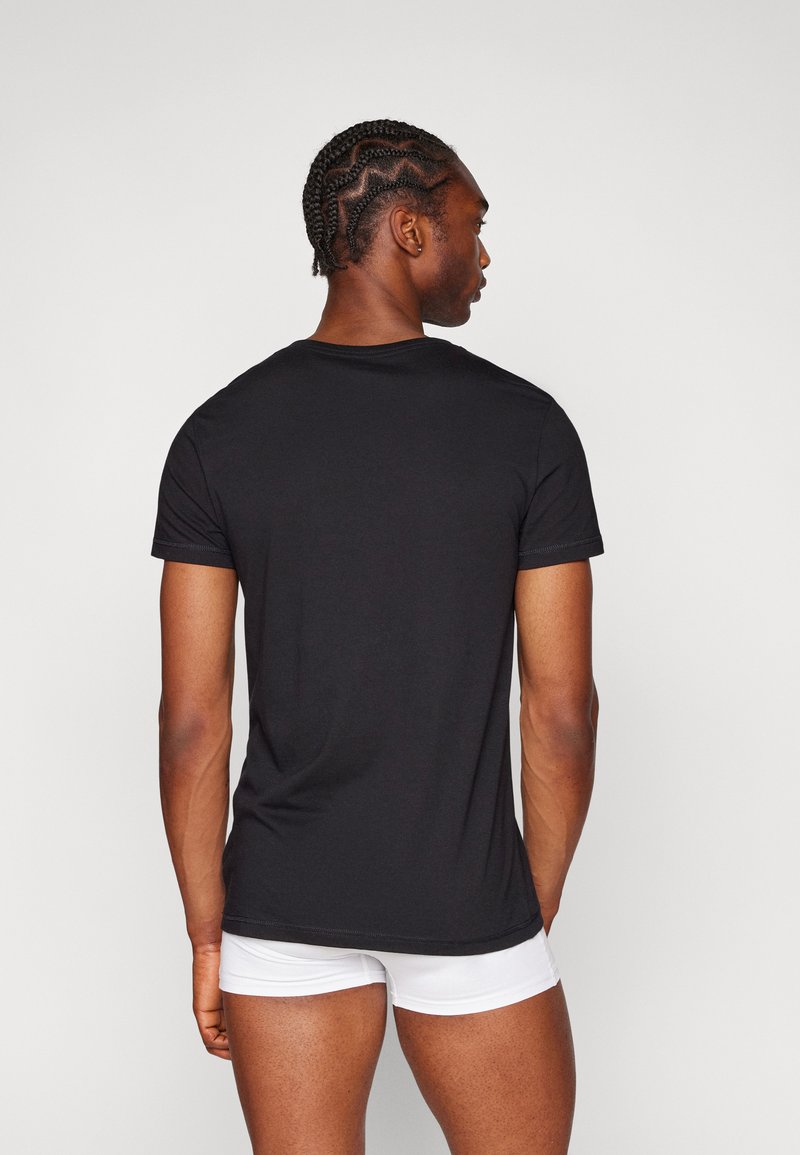 Schwarzes T-Shirt mit kurzen Ärmeln aus weichem Stoff, mit klassischem Rundhalsausschnitt und normaler Passform, von hinten präsentiert.