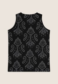 Top negro sin mangas con un detallado patrón damasco gris, hecho de una tela suave con una textura lisa y escote redondeado.