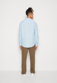 Scotch & Soda SHIRT WITH SLEEVE ROLL-UP - Camisa - sky