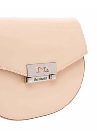 NeroGiardini Handtasche aus glänzendem beigen Material, mit runder Form, Silberhardware-Verschluss und geprägtem Logo-Detail auf der Vorderseite.