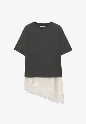 Top nero a maniche corte con orlo asimmetrico rifinito con pizzo bianco che si estende al di sotto del tessuto principale.