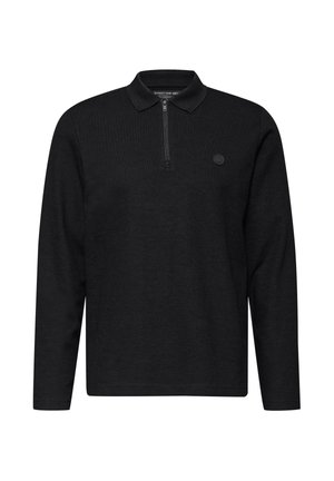 Schwarzes Polohemd mit langen Ärmeln aus strukturiertem Stoff, mit einem Viertelreißverschluss und einem runden Logo auf der Brust, ausgestattet mit einem klassischen Kragendesign.