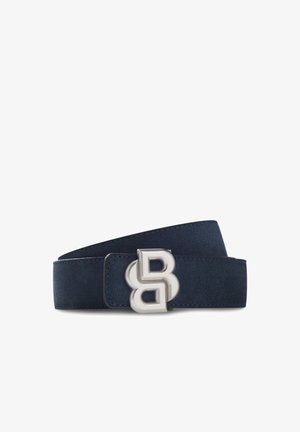 Ceinture en daim bleu foncé avec une boucle argentée présentant un motif double B superposé, affichée enroulée sur un fond blanc.