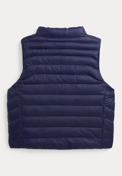 Chaleco acolchado azul marino con un cuello alto y un patrón de acolchado horizontal. Material ligero con textura suave y sin elementos metálicos visibles.