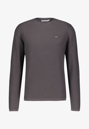 Pull à manches longues gris foncé texturé avec un petit patch logo rectangulaire sur la poitrine gauche.