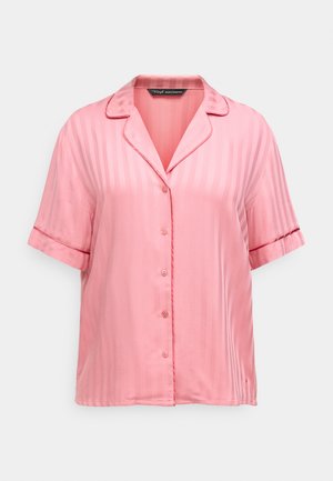 Ροζ πουκάμισο με κοντά μανίκια από απαλό ύφασμα σατέν με κάθετες ρίγες, γιακά με σκίσιμο και πέντε κουμπιά μπροστά. Κόκκινα διακοσμητικά περιγράμματα.