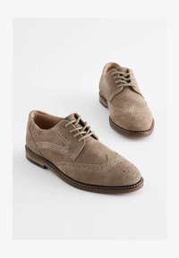 Sélectionné, neutral suede