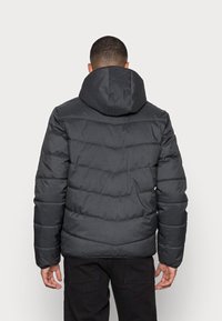 Sort dunjakke med hætte, der har horisontale quiltede paneler og en blød tekstur. Designet til varme og komfort.