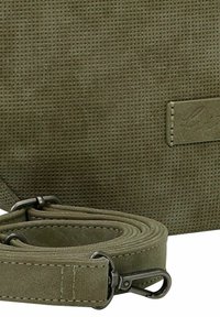 Borsa verde oliva con tessuto testurizzato, dotata di una tracolla removibile e di accessori in metallo per il fissaggio. Patch logo piatto visibile.